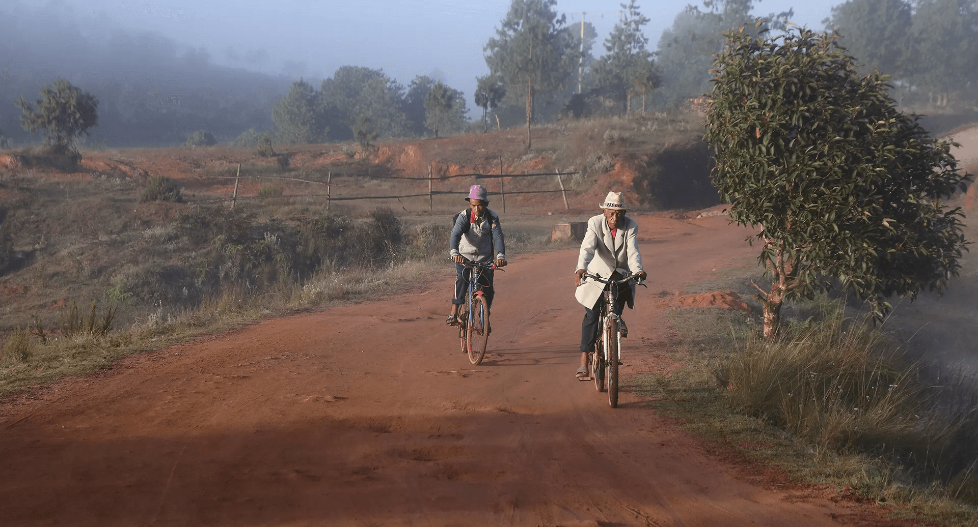 Personnes rentrant du travail sur un vélo en pleine nature