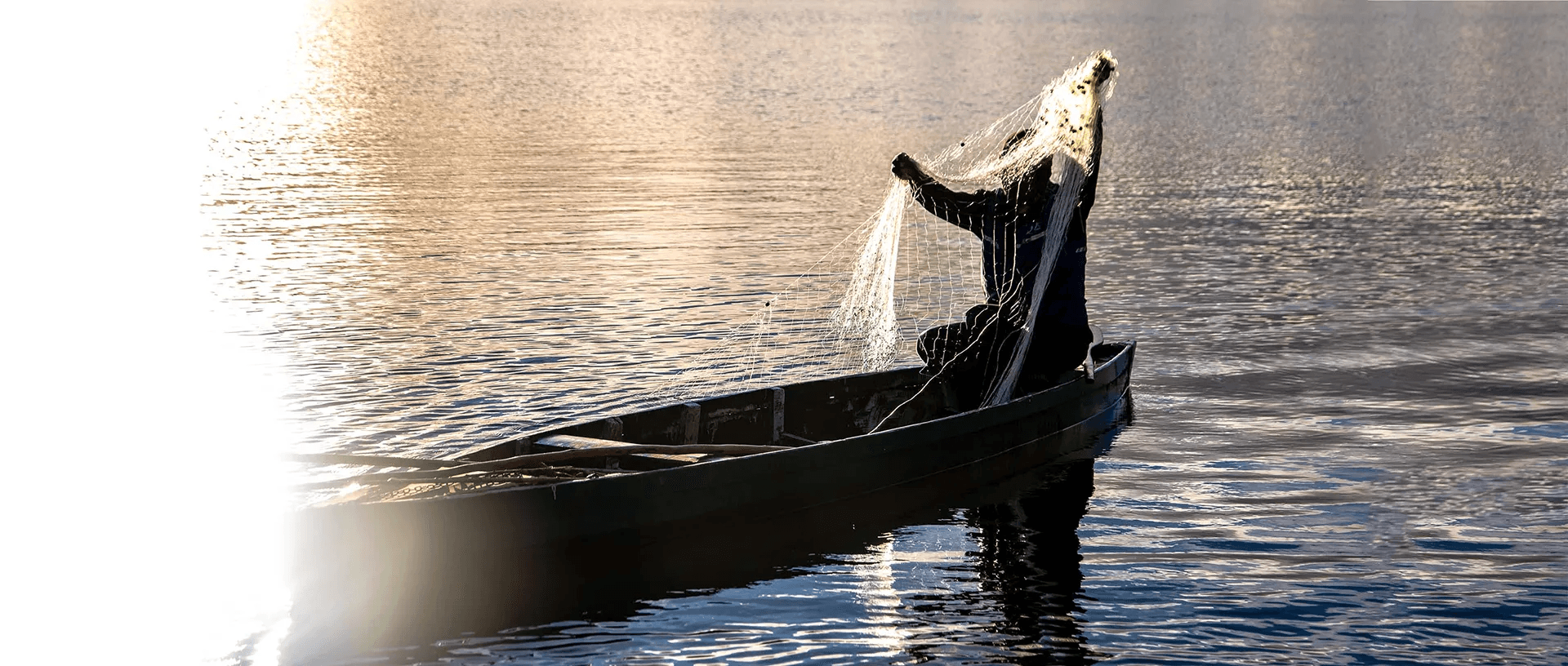 Pêcheur et filet sur une pirogue