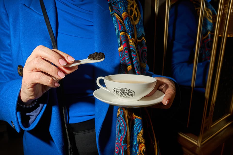 Cuillère de caviar et tasse de thé