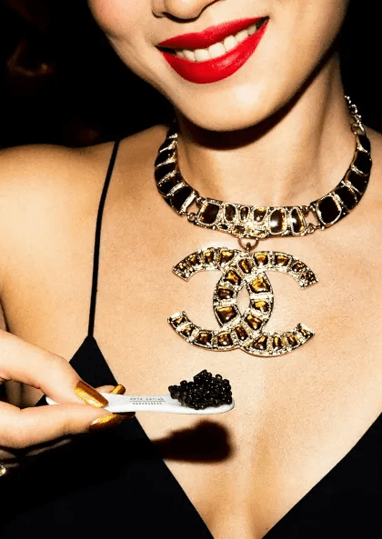 Cuillère de caviar dégusté