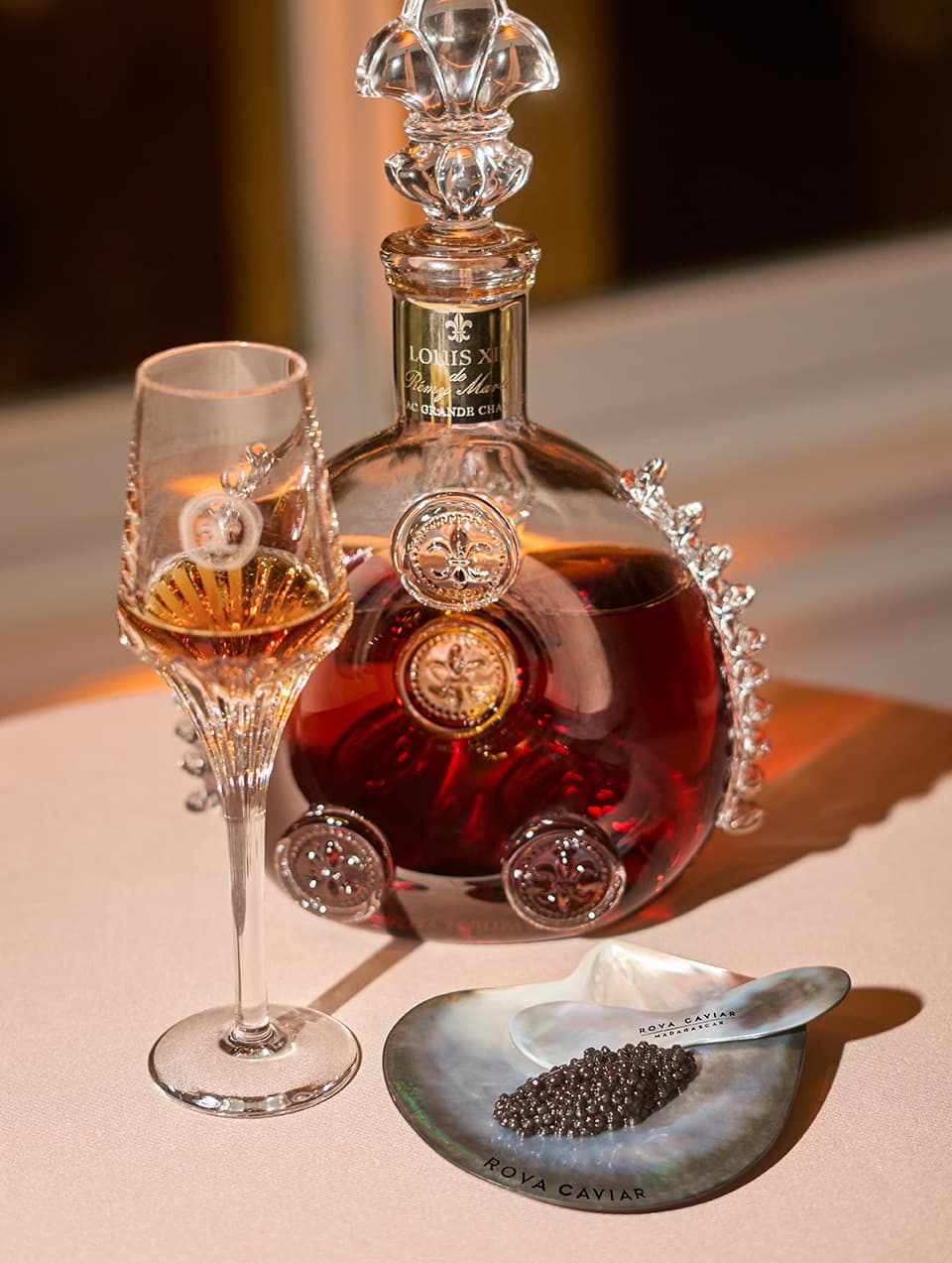 Carafe de cognac, verre et coupelle en nacre garnie de caviar