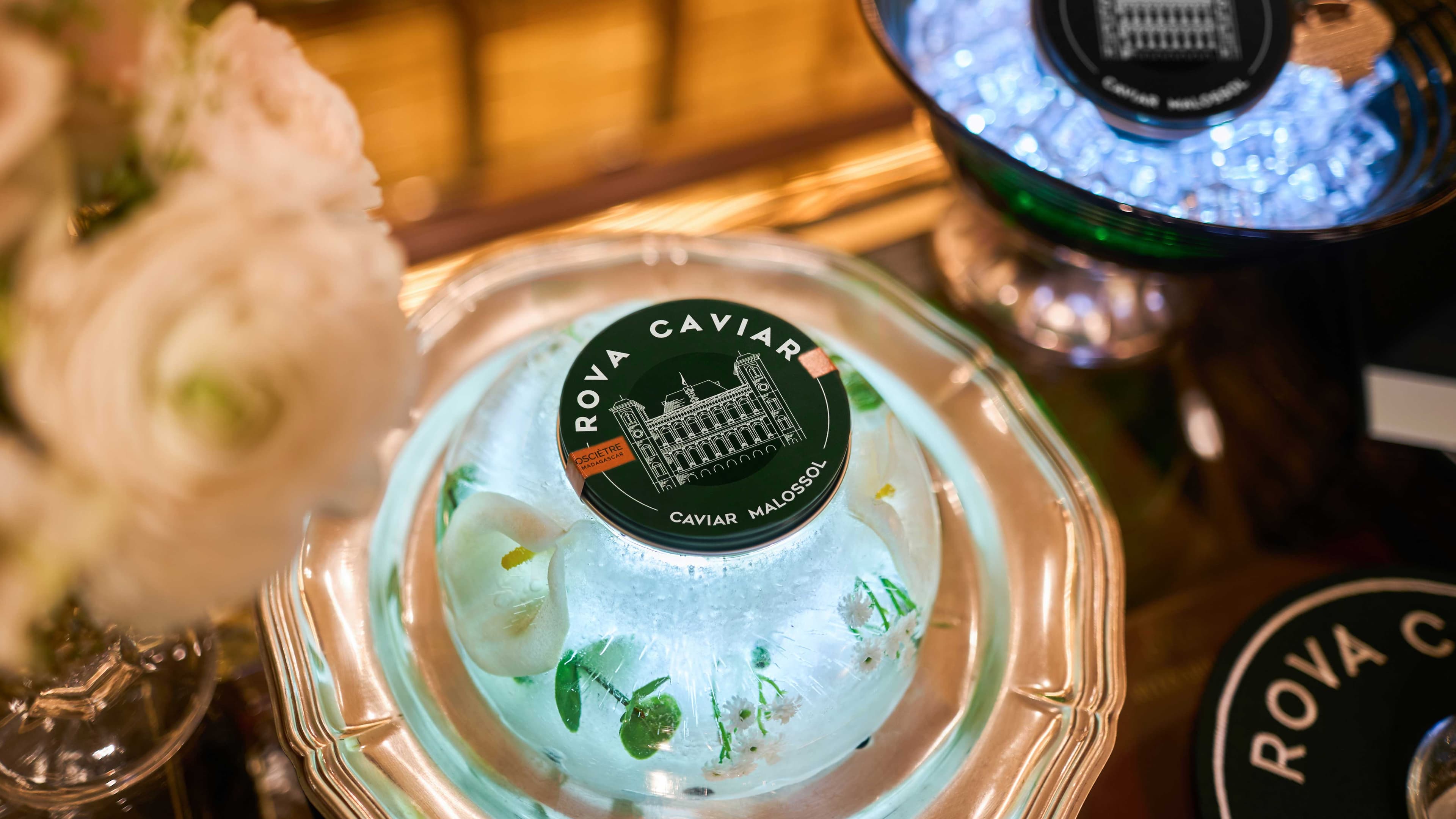 Dôme de glace éclairé décoré de boîtes de caviar Osciètre