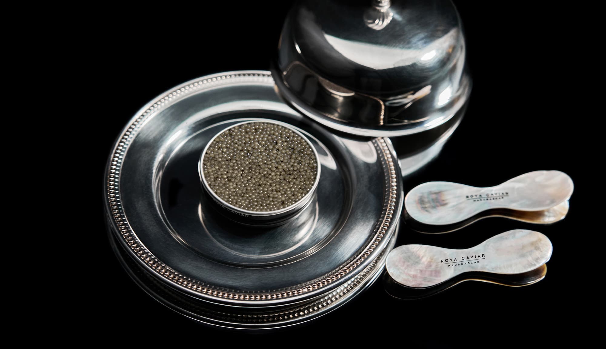 Service en argenterie, boîte de caviar et cuillères en nacre Rova Caviar