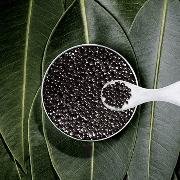 Perles de caviar Baeri présentées sur une cuillère en nacre