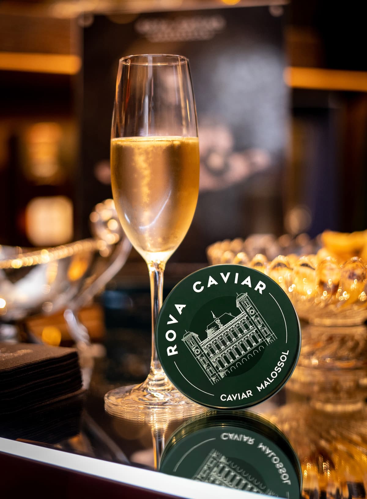 Coupe de champagne et boîte de caviar Rova Caviar