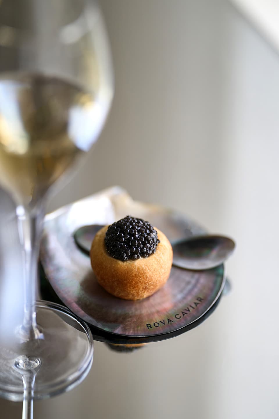 Verre de vin blanc et bouchée garnie de caviar