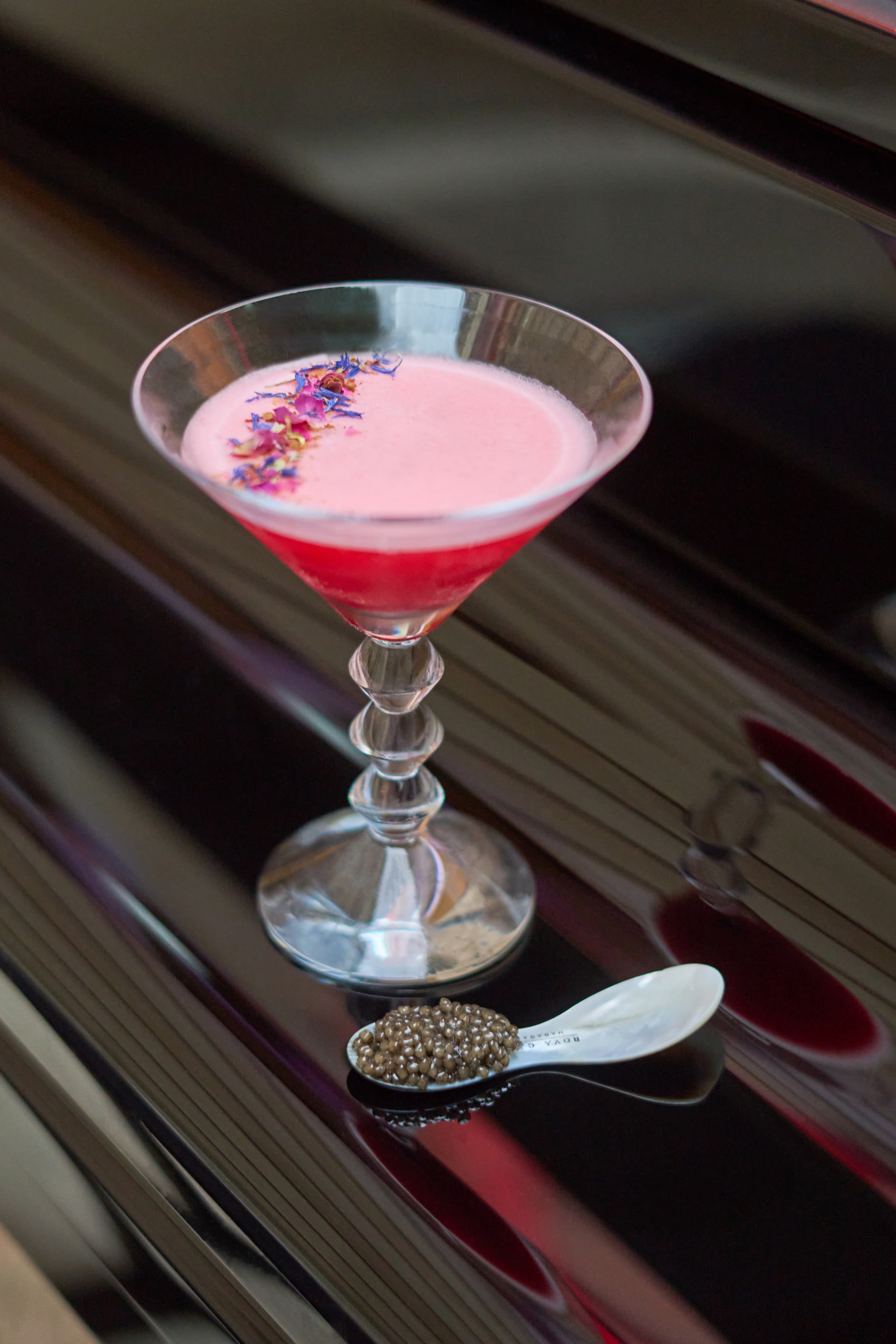 Cocktail rose et cuillère de caviar