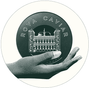 Boîte de caviar Rova présentée dans une main