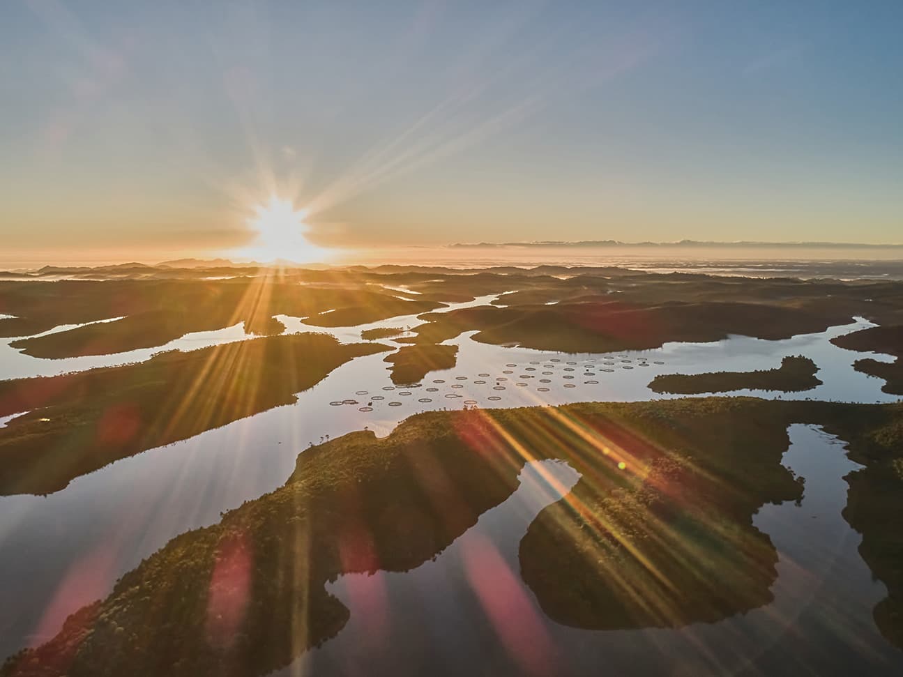 Vue aérienne des bassins d’esturgeons sur le lac de Mantasoa