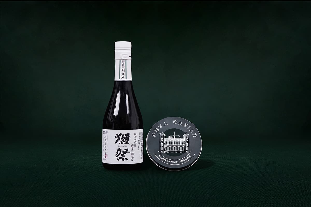 Bouteille de saké et boîte de caviar Rova Caviar