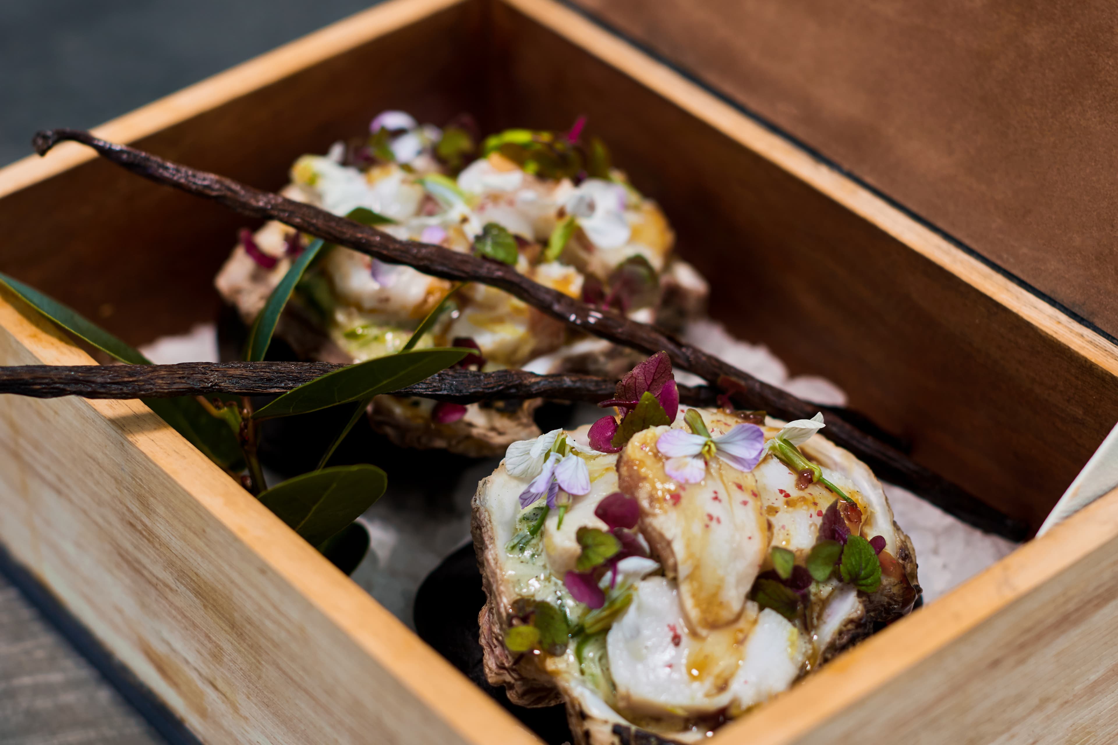 Plat gastronomique relevé à la vanille et au poivre sauvage de Madagascar