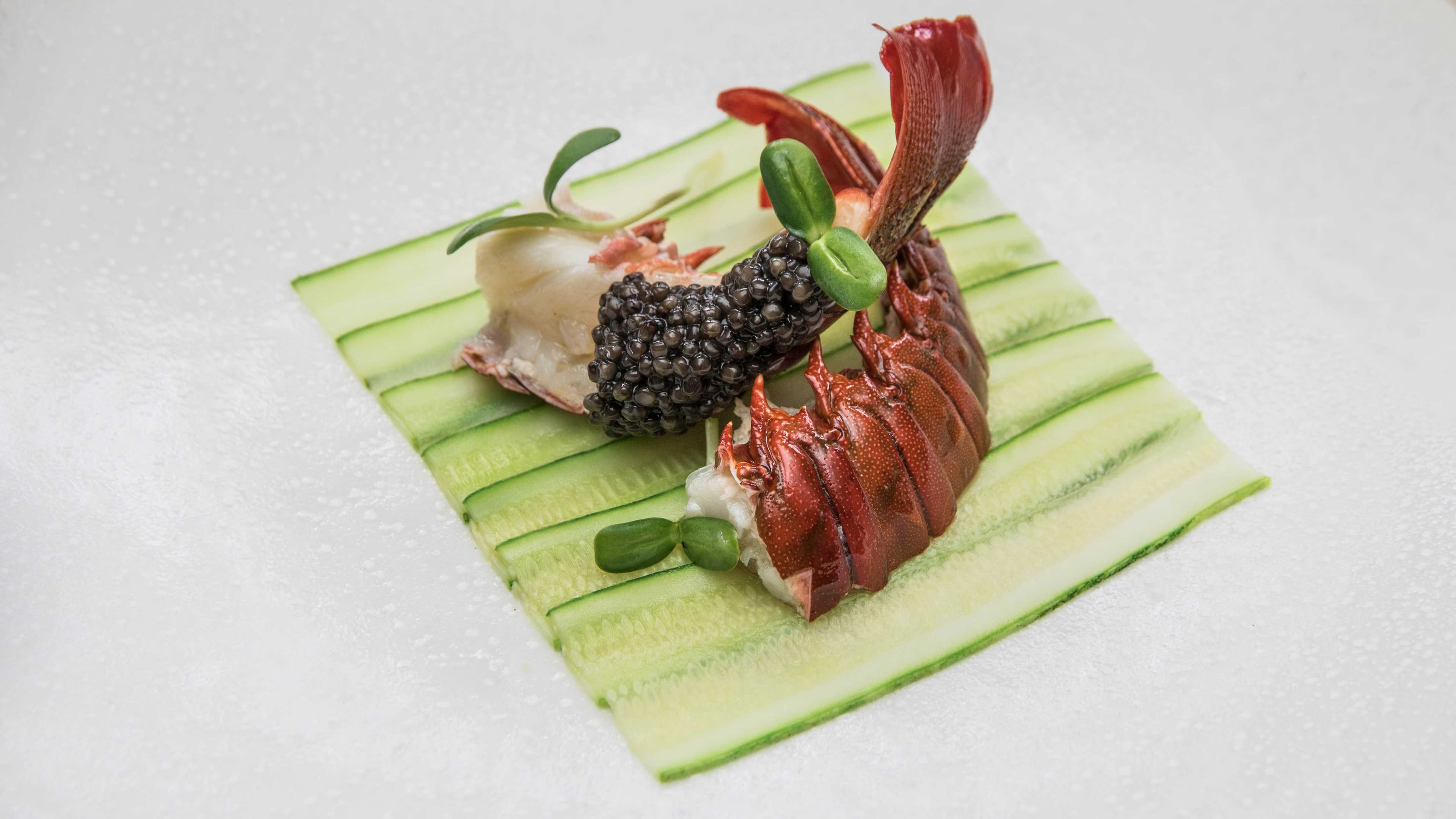 Demi-queue de langouste pochée en court bouillon nappée de Rova Caviar