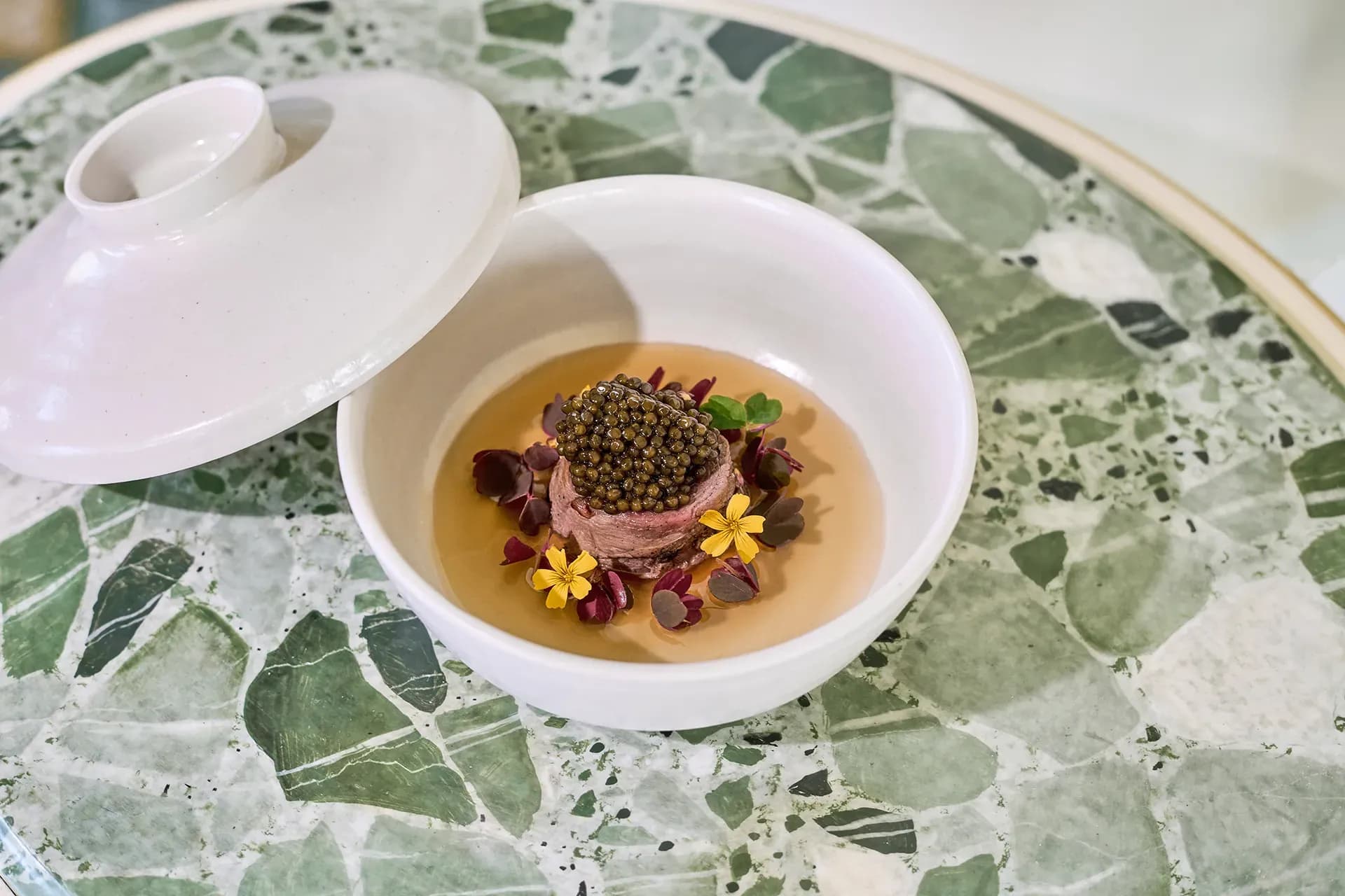 Ballotine de cerf fumé au sapin, consommé de langoustine et Rova Caviar