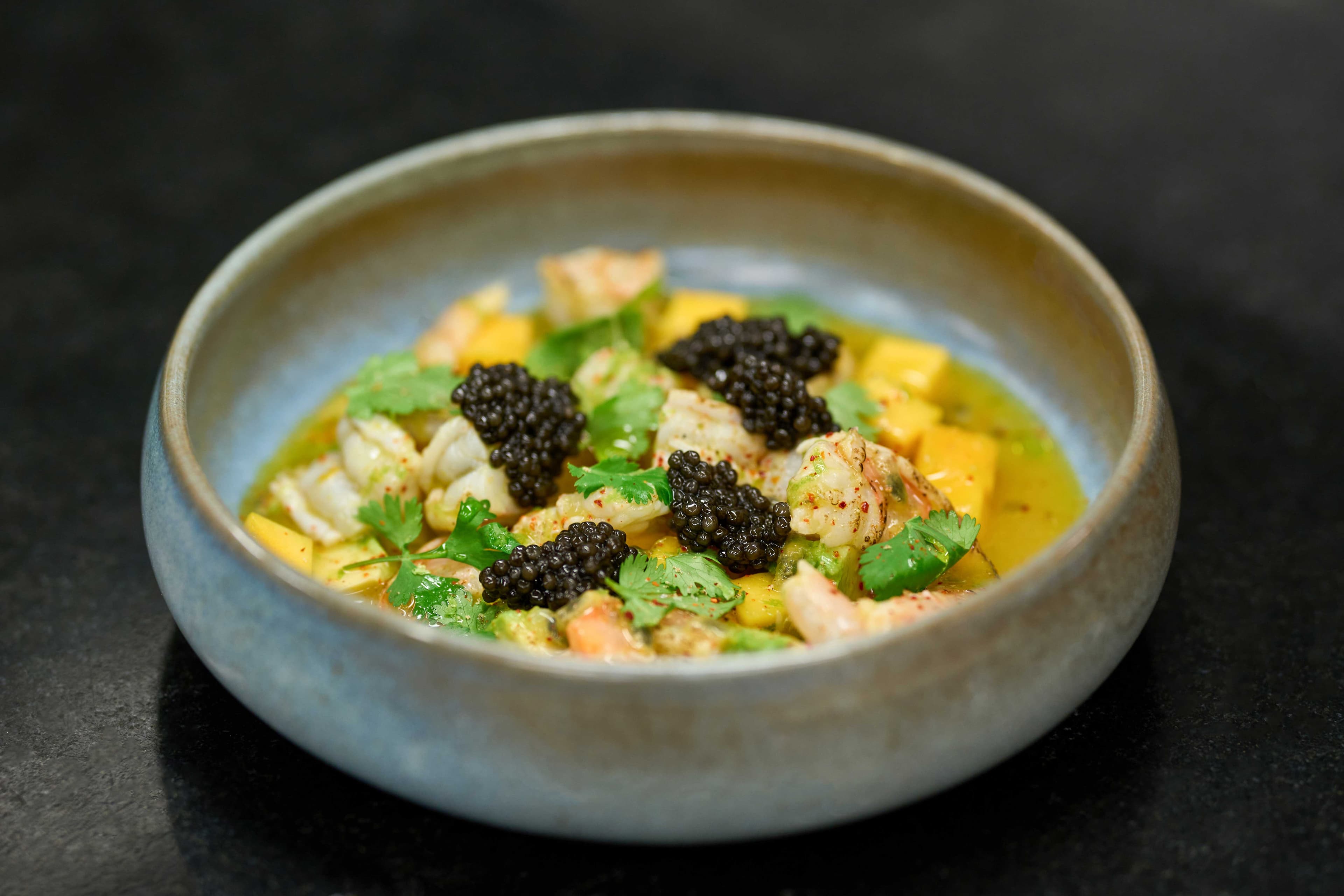 Ceviche de crevettes, mangue et avocat surmonté de caviar Osciètre Impérial
