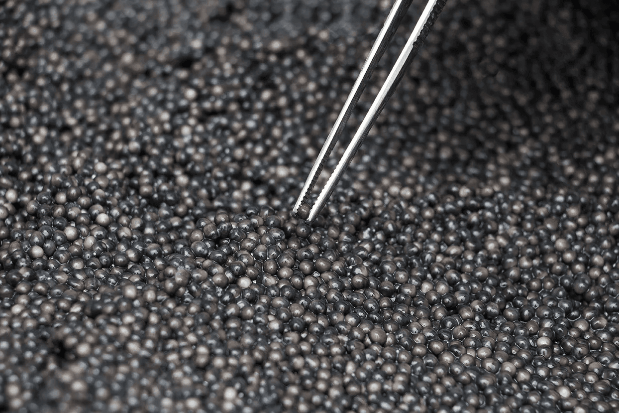 Grains de caviar saisis à la pince, en gros plan