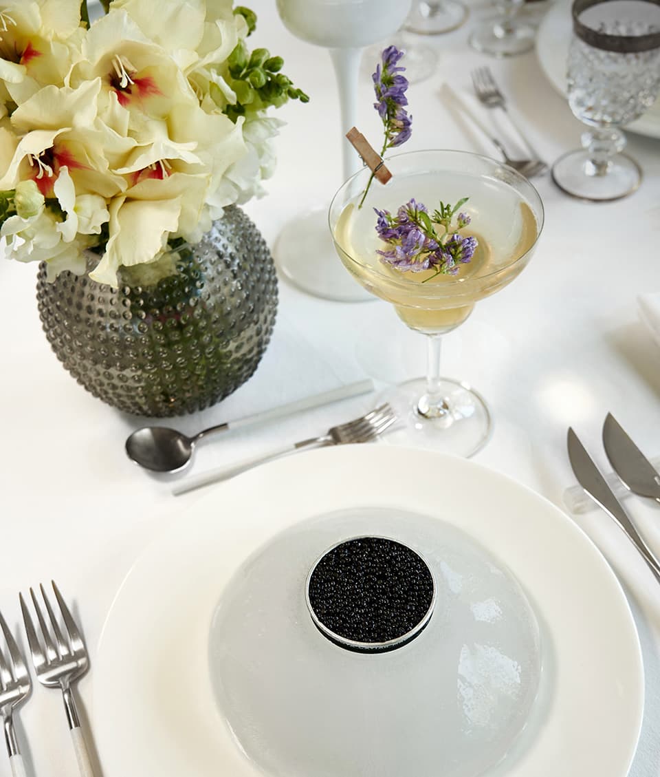Boîte de caviar sur un dôme de glace dressé sur une table de fête