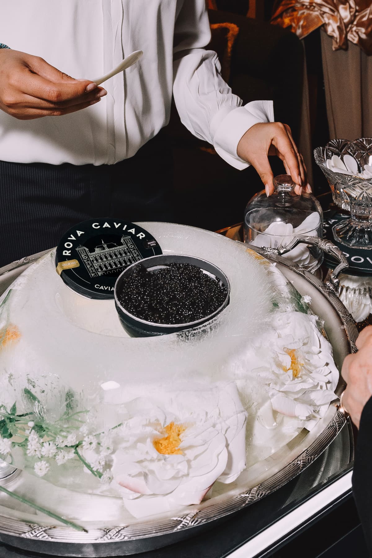 Service de caviar Rova Caviar sur un dôme de glace lors d’une réception