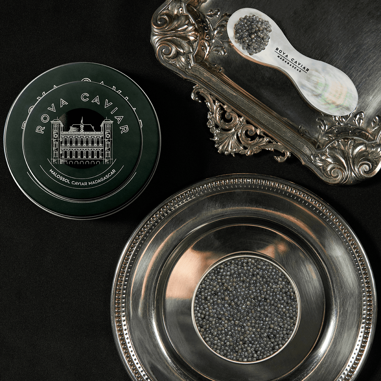 Boîte de caviar Sévruga posée sur un dôme de glace