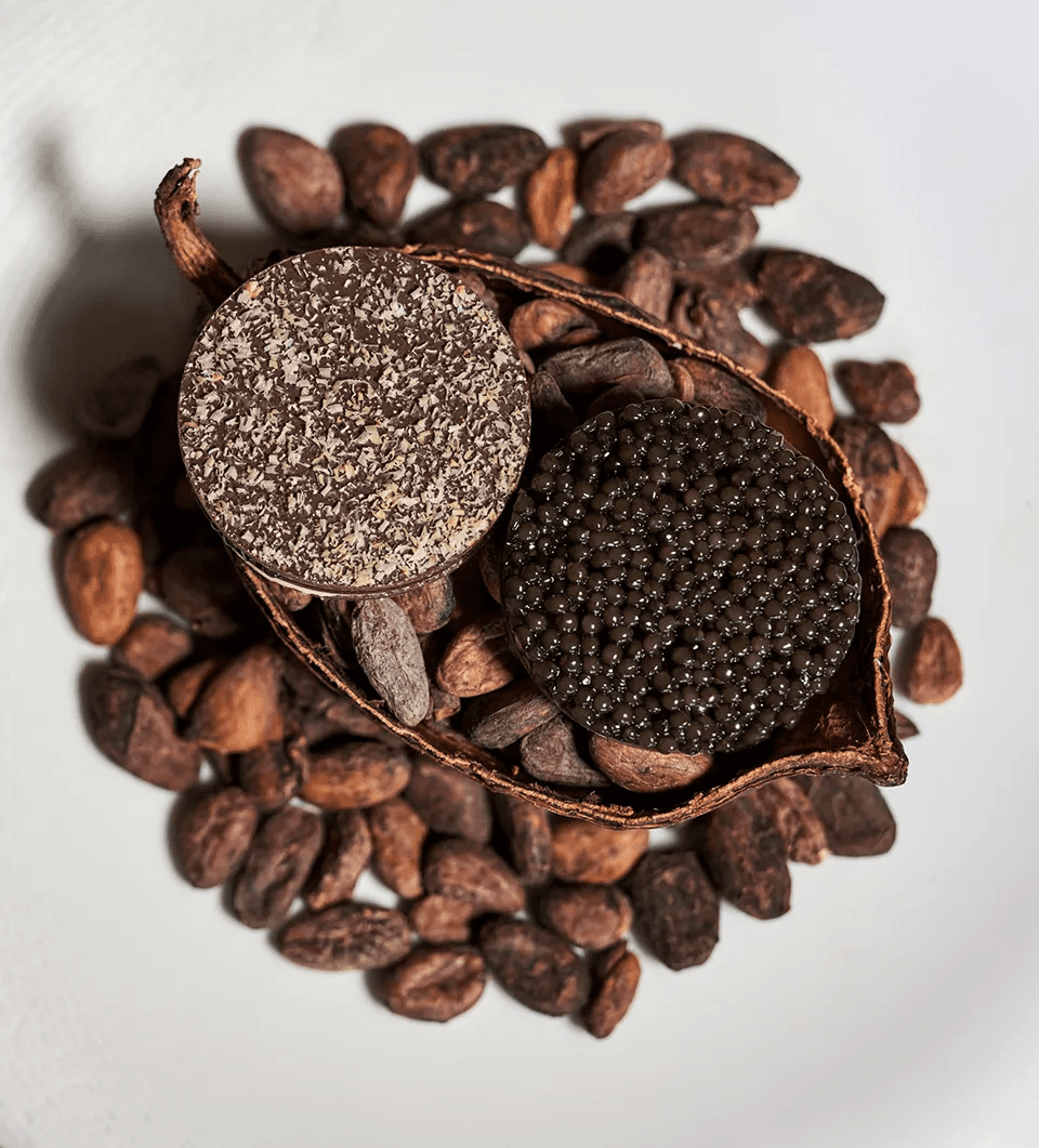 Craquant chocolat et caviar Osciètre sur un lit de fèves de cacao