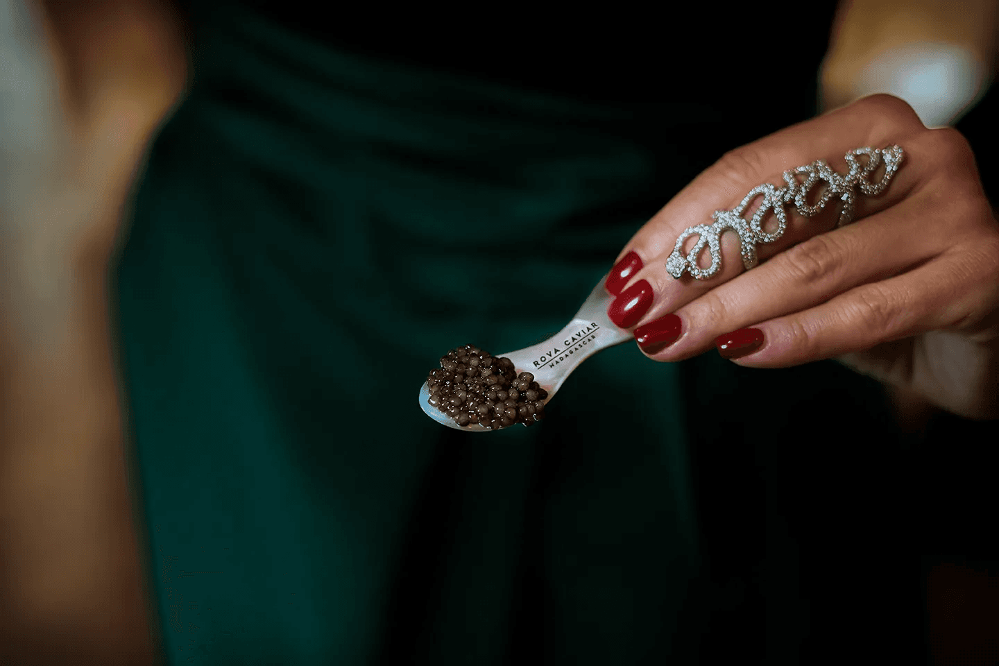 Main tenant une cuillère de caviar