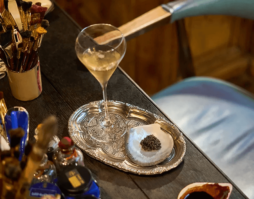 Coupe de champagne et caviar servi sur un plateau en argent