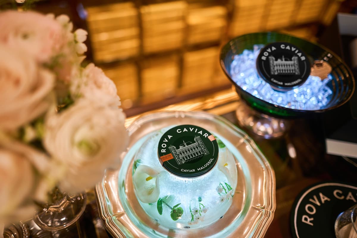 Caviar Rova Caviar présenté sur glace lors d’une soirée festive