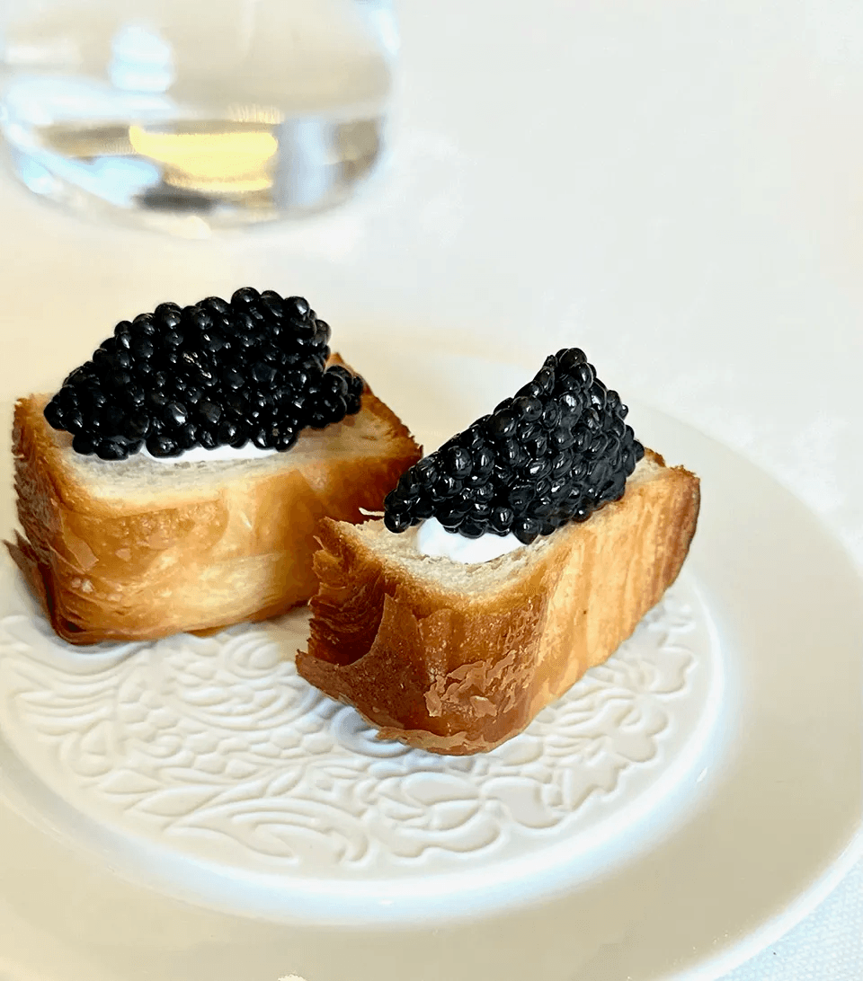 Brioches garnies de crème et de caviar