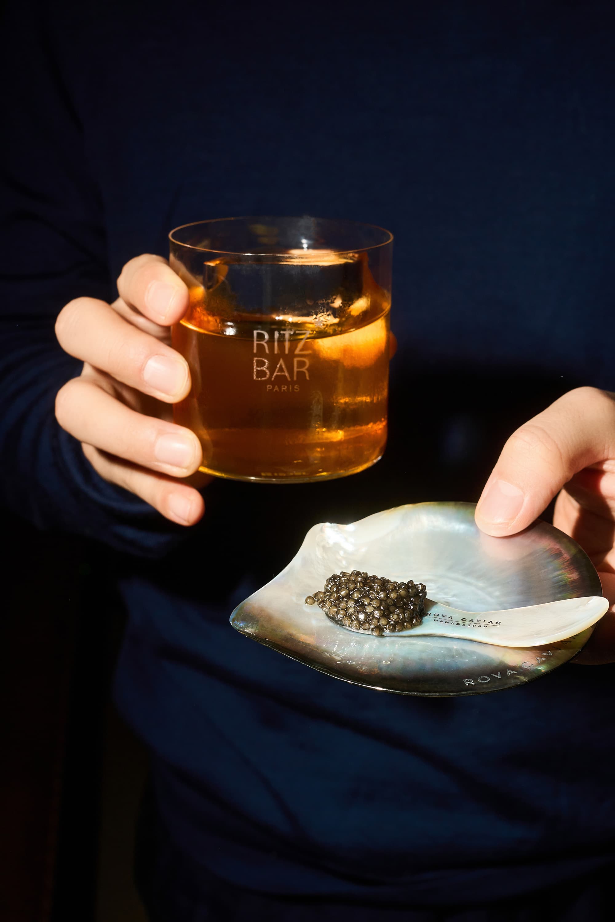 Verre de whisky et coupelle en nacre garnie de caviar