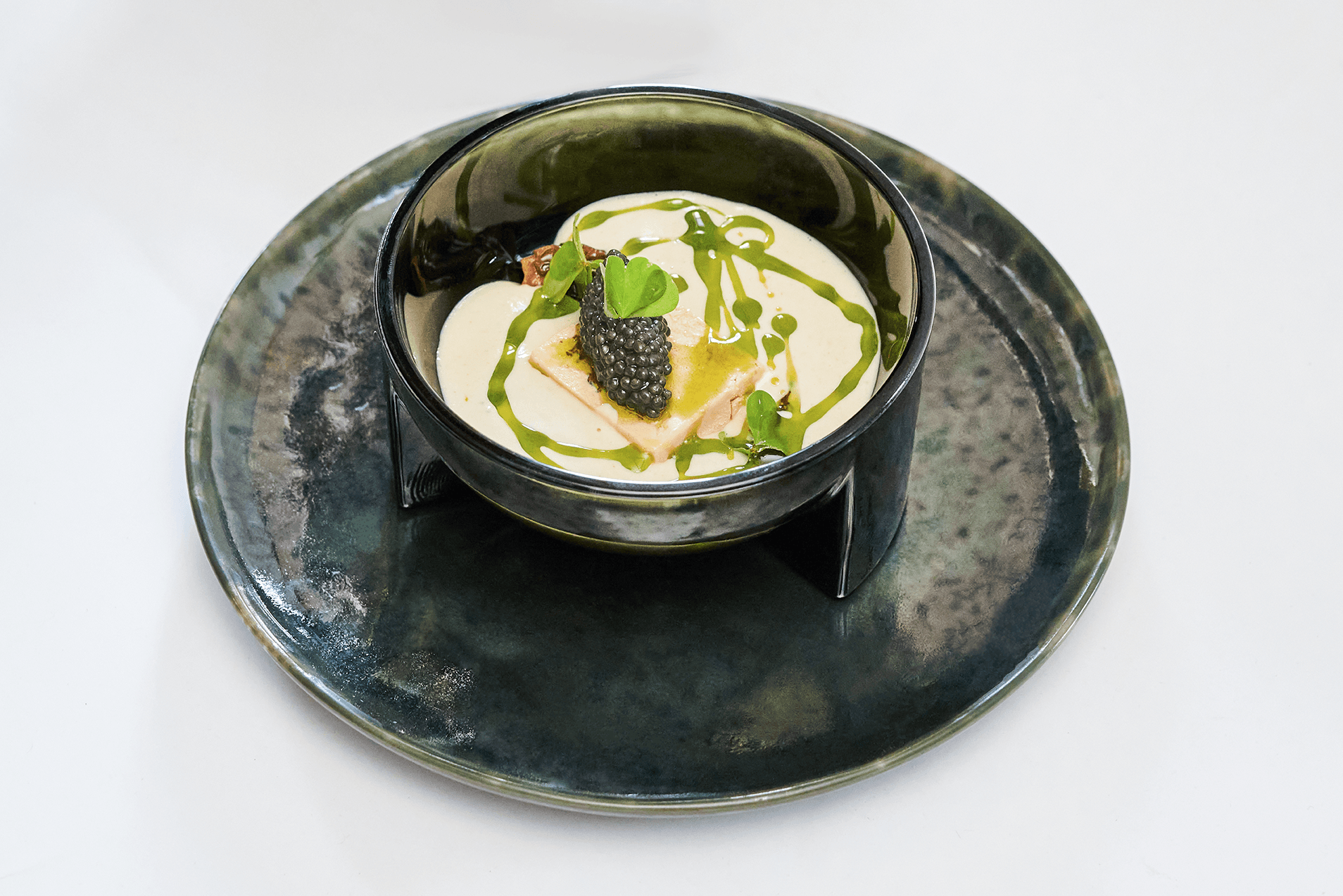 Soupe de champignons à la crème et foie gras nappée de Rova Caviar